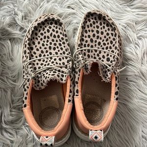 Women’s Hey Dudes Cheetah Beige size 5
